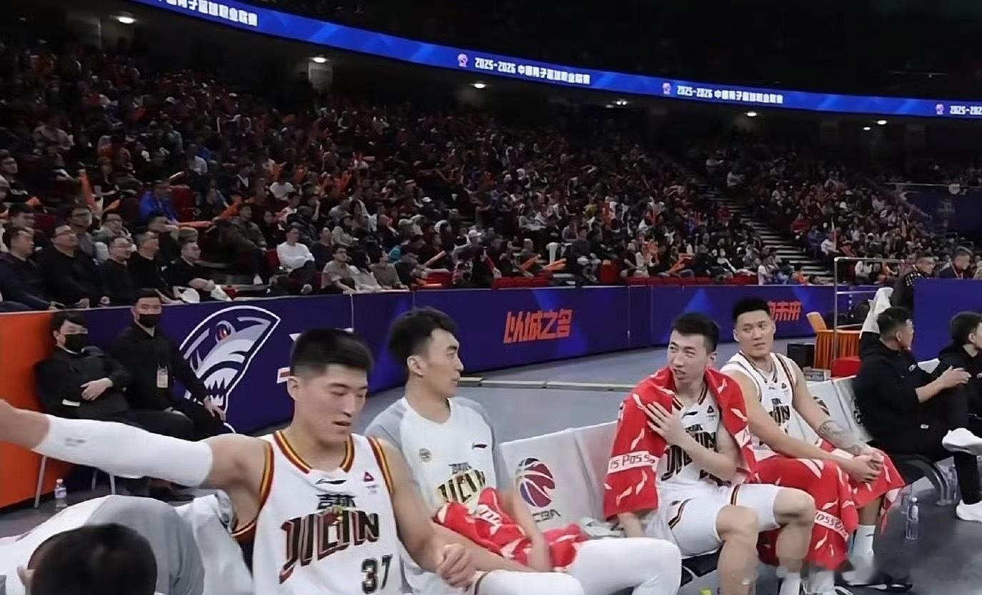 一场包含了多位辽篮老熟人之间的对决上海男篮95:85战胜吉林男篮弗格出战9分45