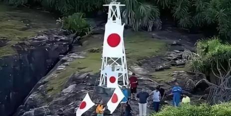 钓鱼岛一座高不过5.6米的白色钢架灯塔，如今似乎却成了中日两国之间矛盾的焦点，日