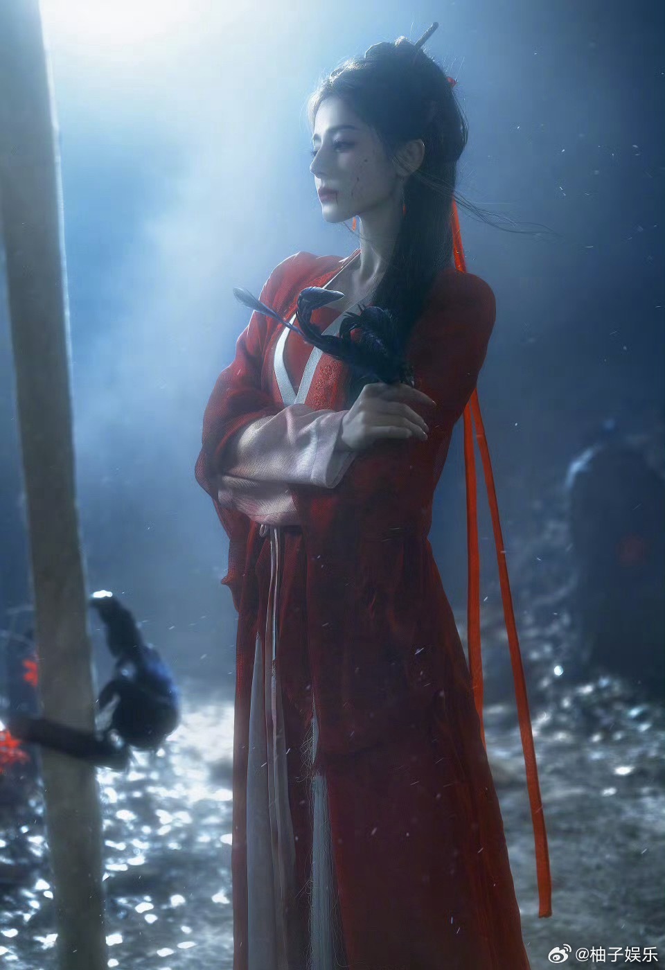 迪丽热巴晒贺思慕红衣九宫格大片，所有人感受这个建模脸，气场拉满了，谁敢忤逆这个贺