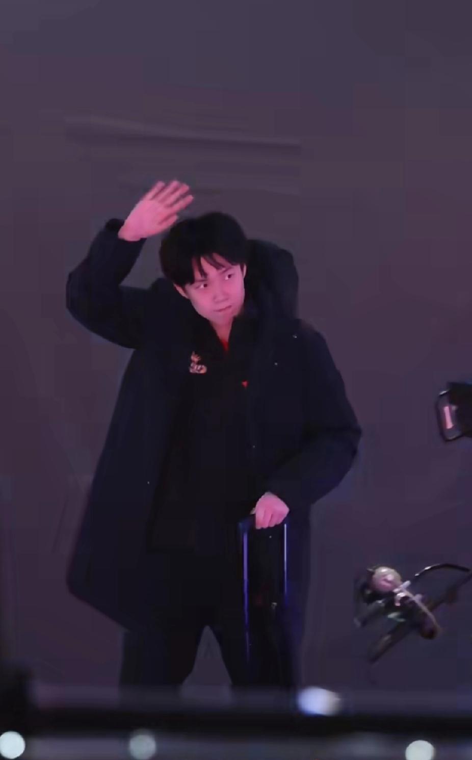 乒超退场名场面！王楚钦化身孩子王太有爱
 
乒超联赛落幕退场时，王楚钦一袭黑色长