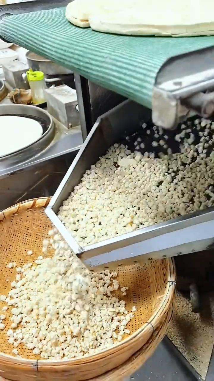 带着华文的国徽太美了，一个大饼放到上面就变成锅柜里了，自动加工，太好了。
