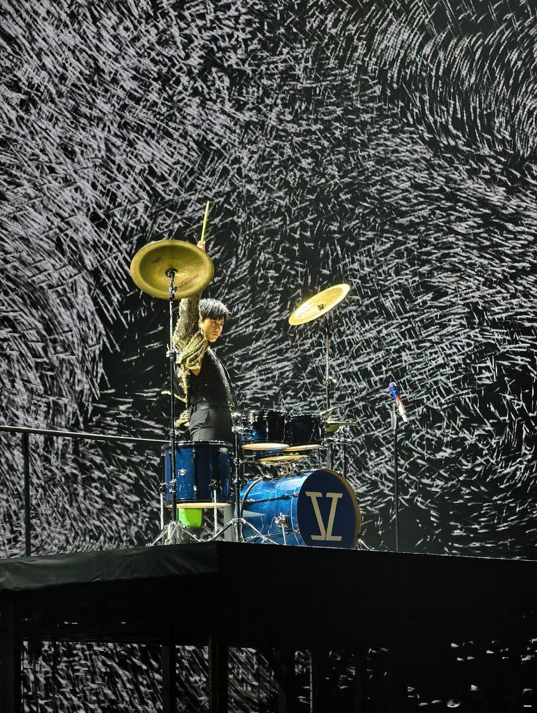 羡慕今天看张杰的跨年演唱会的粉丝们也太幸福了俺是昨天去的，人都很多而且是头一回坐