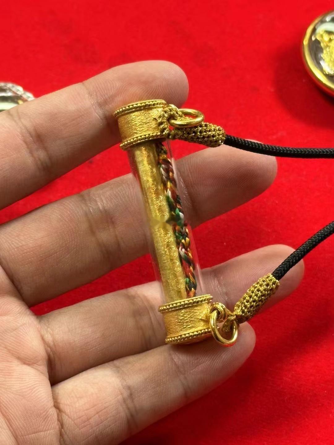龙婆堪暖纯金符管，市面上流通不超过3支，9印。泰国能量佛牌