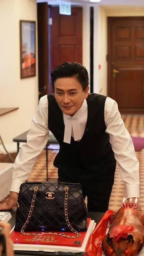 《风华背后》杀青宴名场面炸穿全网！郑希怡端着麦克风直奔黄宗泽，张口就是《K歌之王