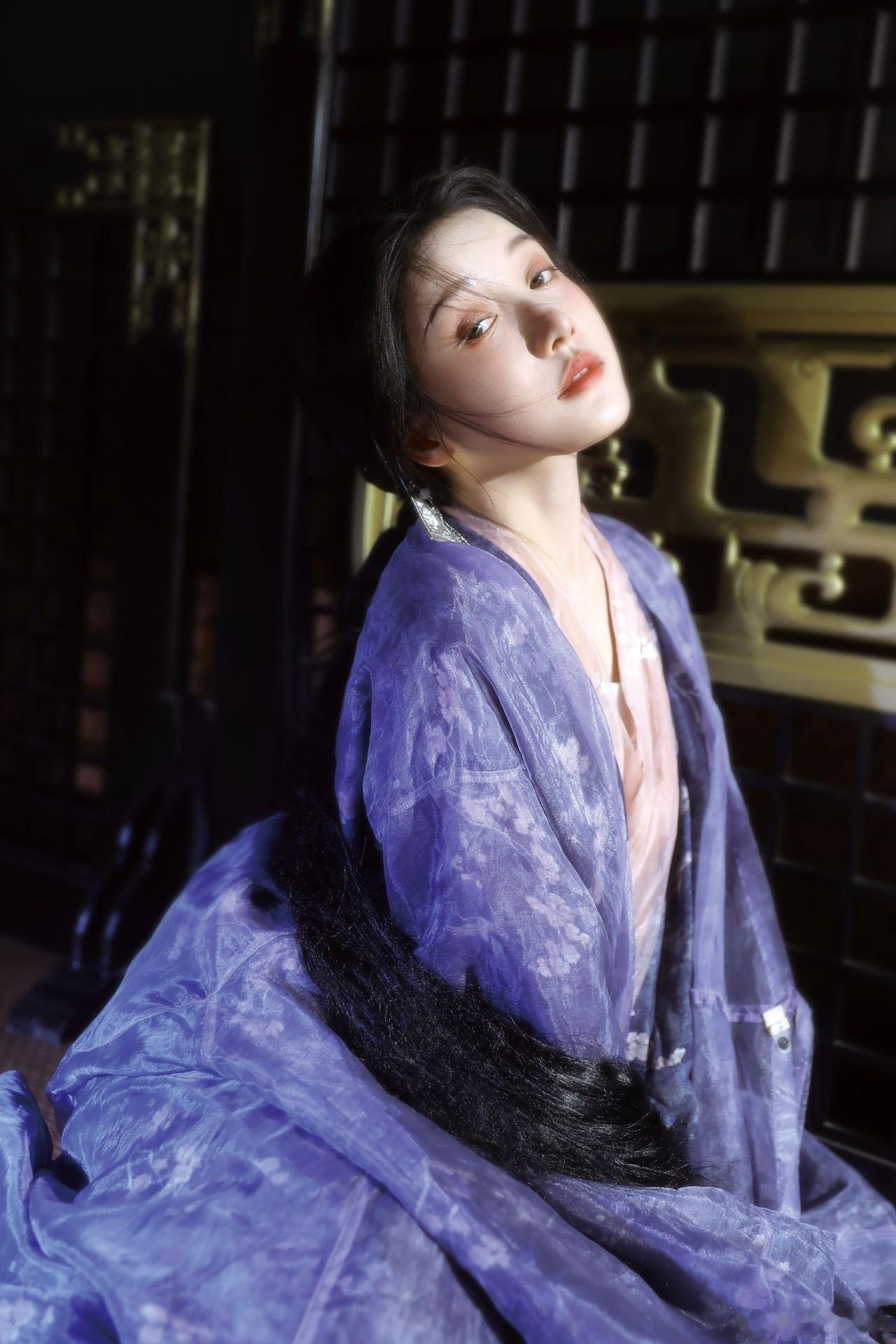 姜贞羽古风版法式尤莱特  姜贞羽的这组写真，把古风的典雅和法式的俏皮融为一体，蝴