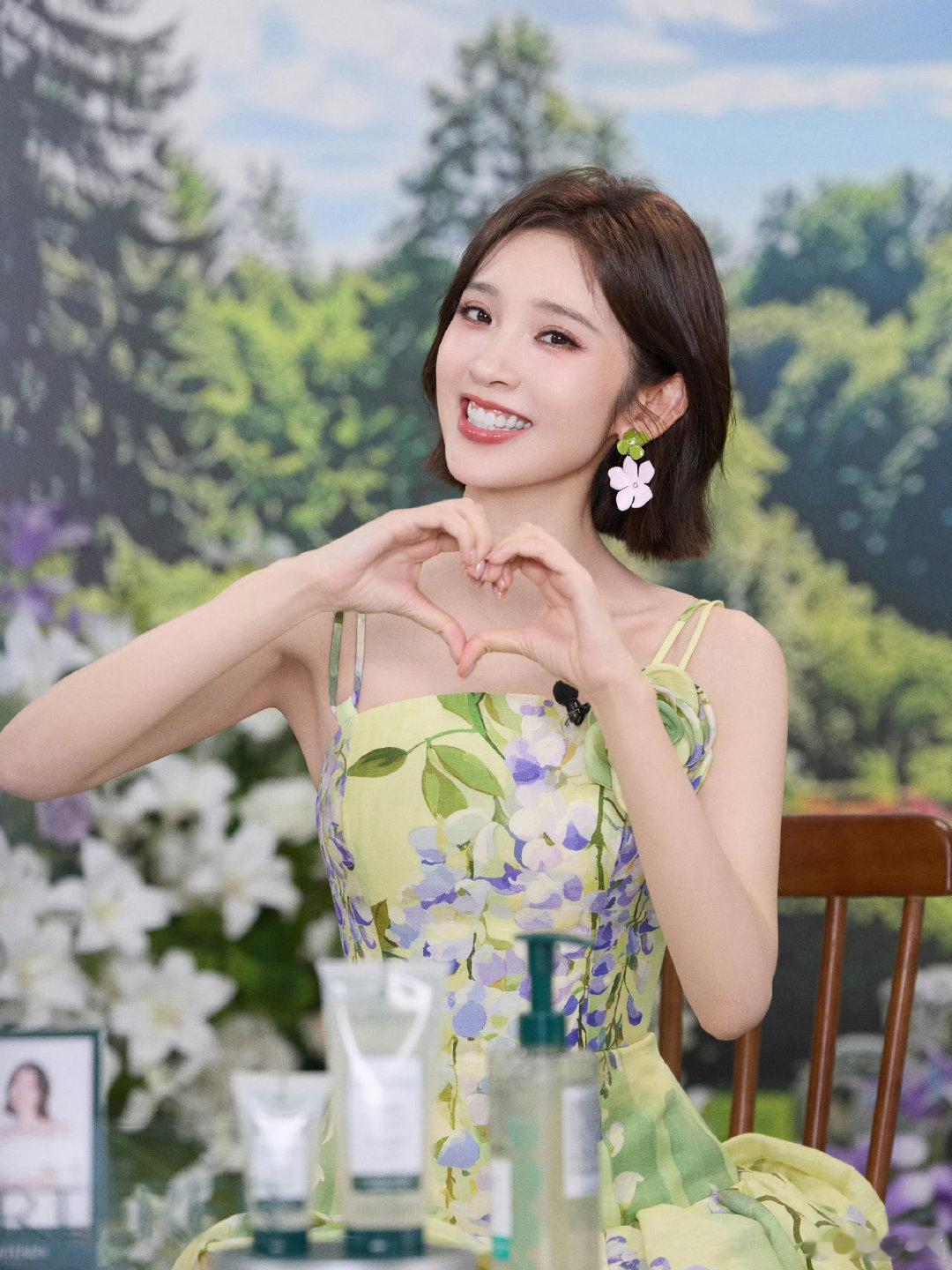 芒果没剪的真人秀唐艺昕自己发了谁被松弛感满满的唐艺昕美到！日常惬意出游，造型百变
