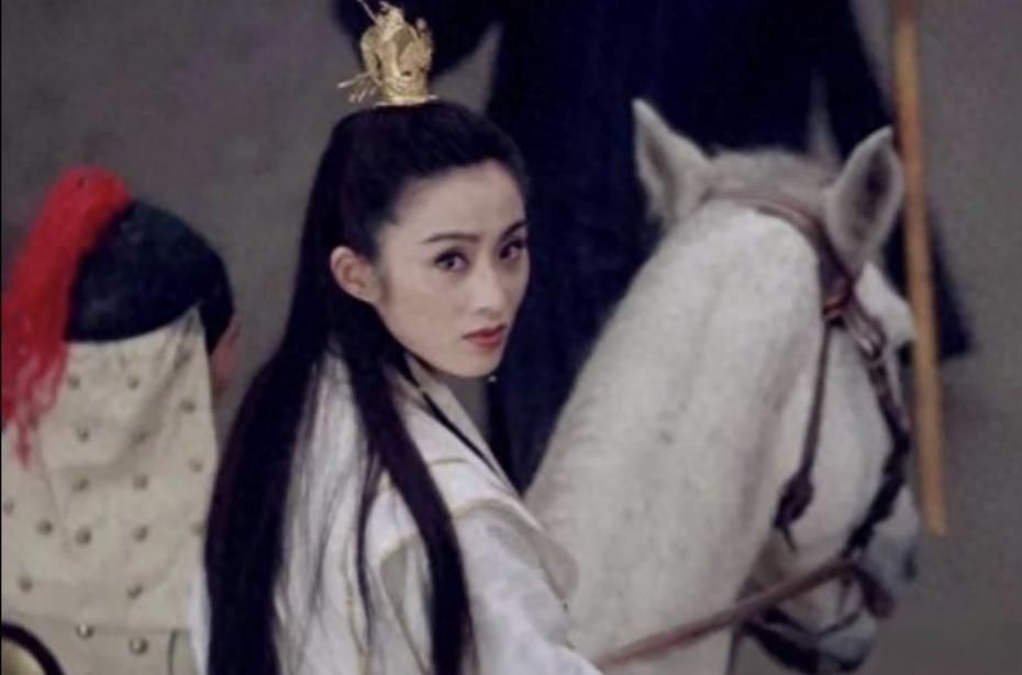 晒晒年代感的老照片在《倚天屠龙记》影片结尾，赵敏身骑白马、白衣飘飘、手持折扇，回