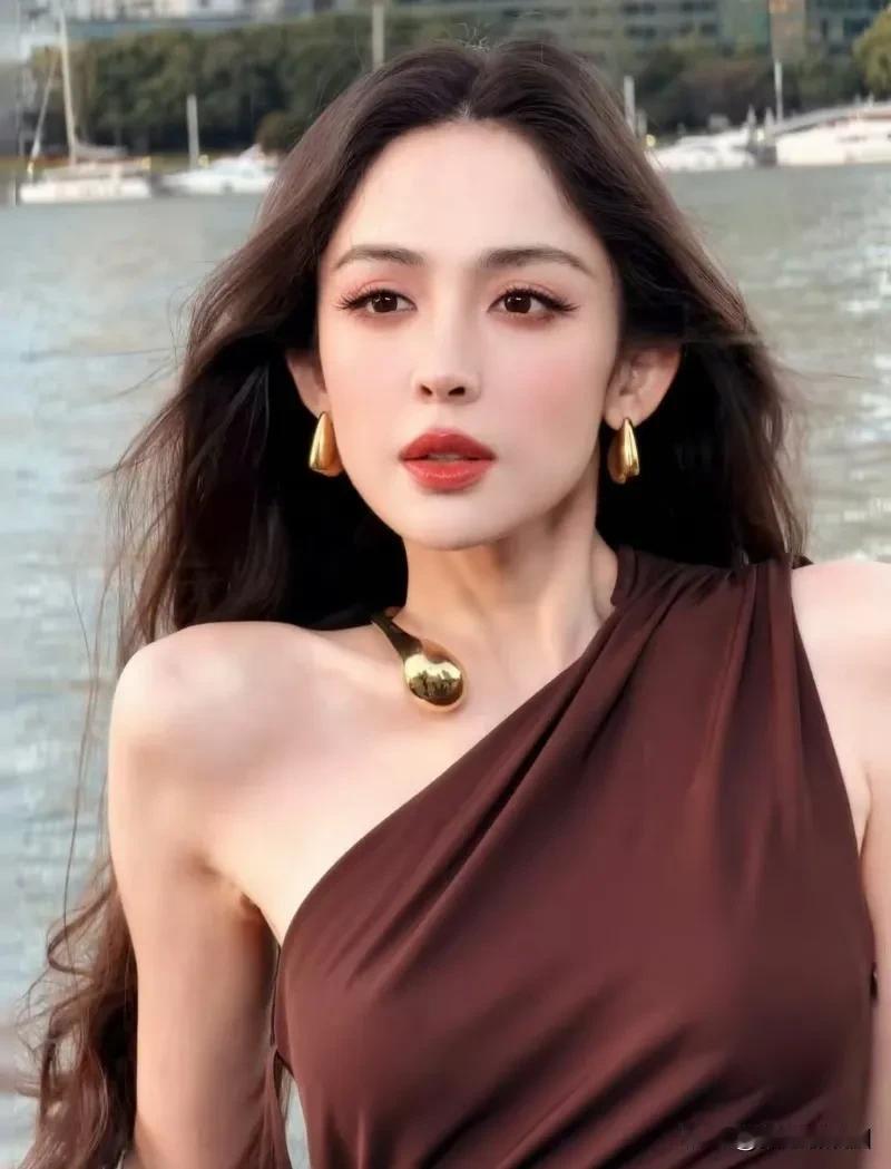 近日，娜扎出现某活动现场，一袭综色单肩吊带连衣裙，她真的有 莫妮卡·贝鲁奇  那