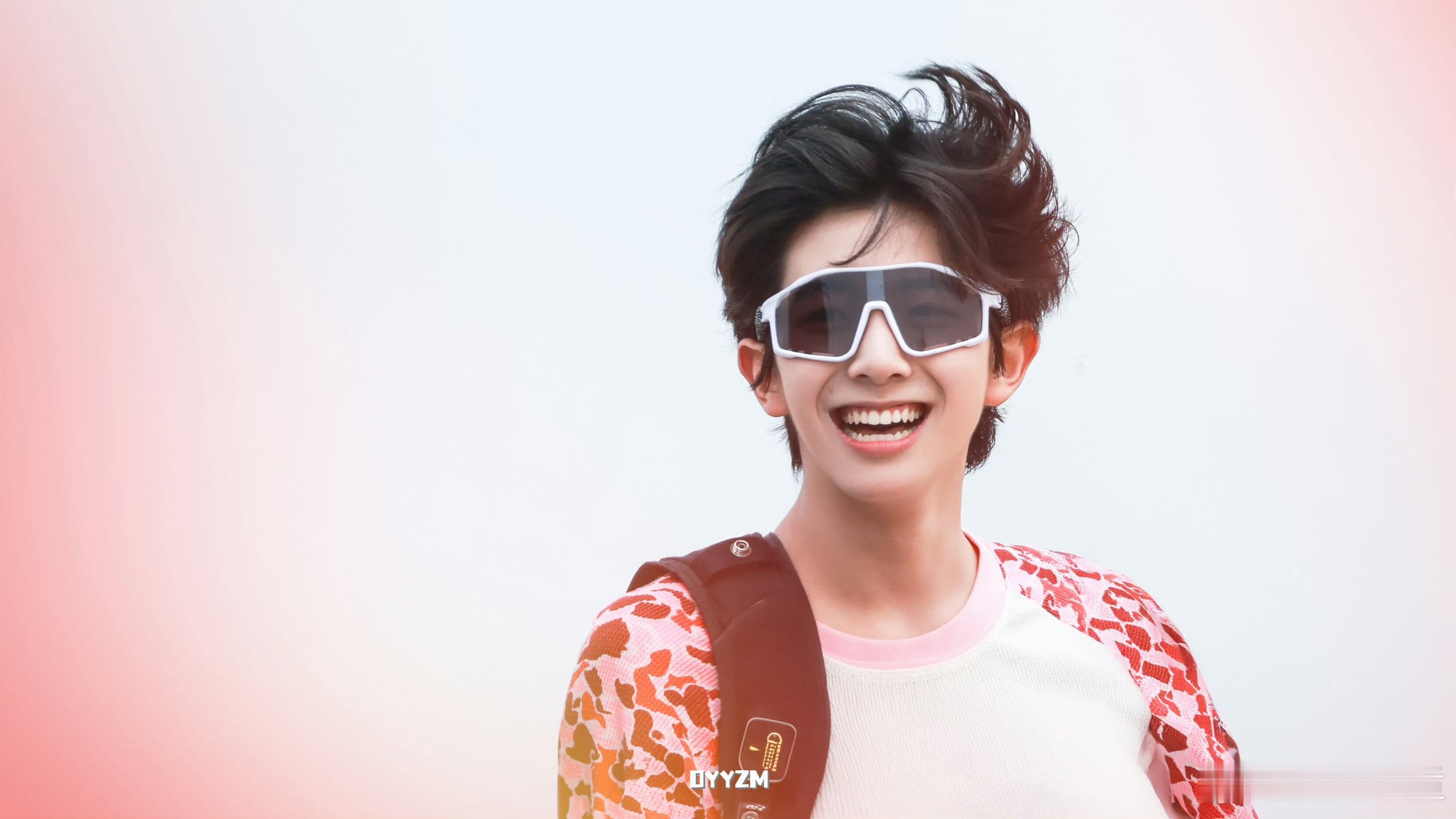 陈浚铭自拍八宫格八帧温柔瞬间，皆是少年澄澈模样，镜头定格细碎美好的陈浚铭 