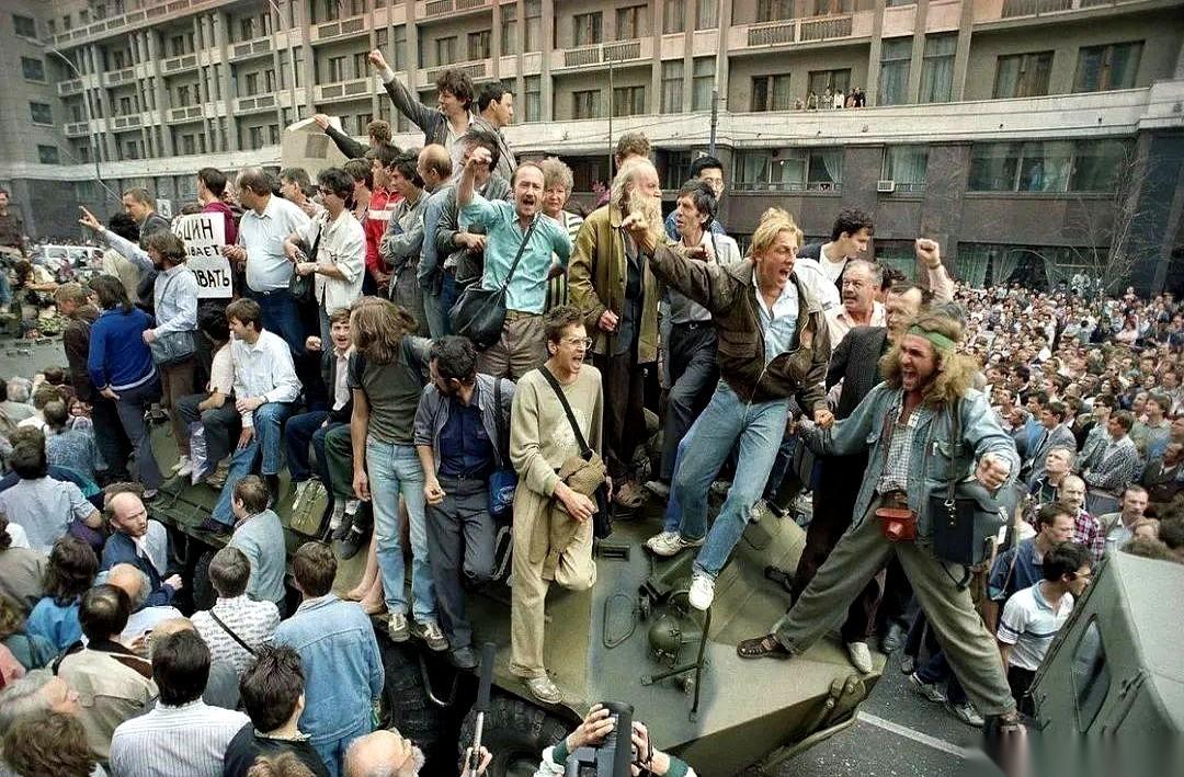 为了把办公室的家具搬回家，他们干脆拆了整栋大楼。
苏联解体这事儿，就这么简单。