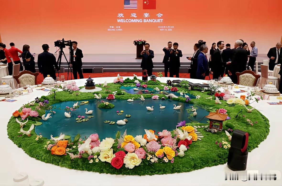 国宴现场直击：欢迎宴会太美了！

从桌花的颜色到餐具的纹样，处处藏着中国式浪漫，