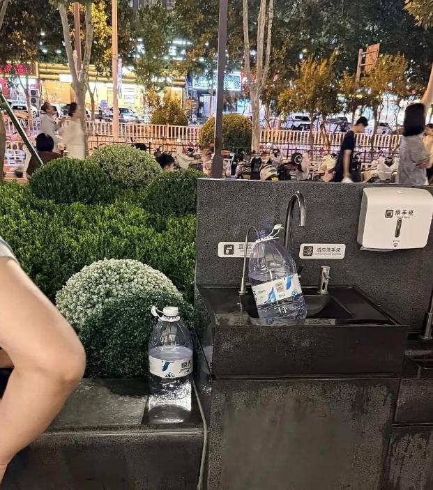 一家超市的直饮水龙头前，最近上演了一出让人哭笑不得的戏码。有网友拍到，在新乡胖东