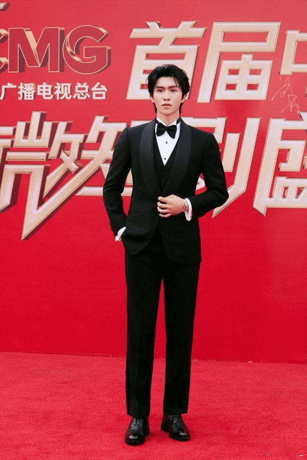建议张集骏把西装焊身上在短剧霸总赛道上的表现，让他成为了大家眼中的霸总代表。今晚