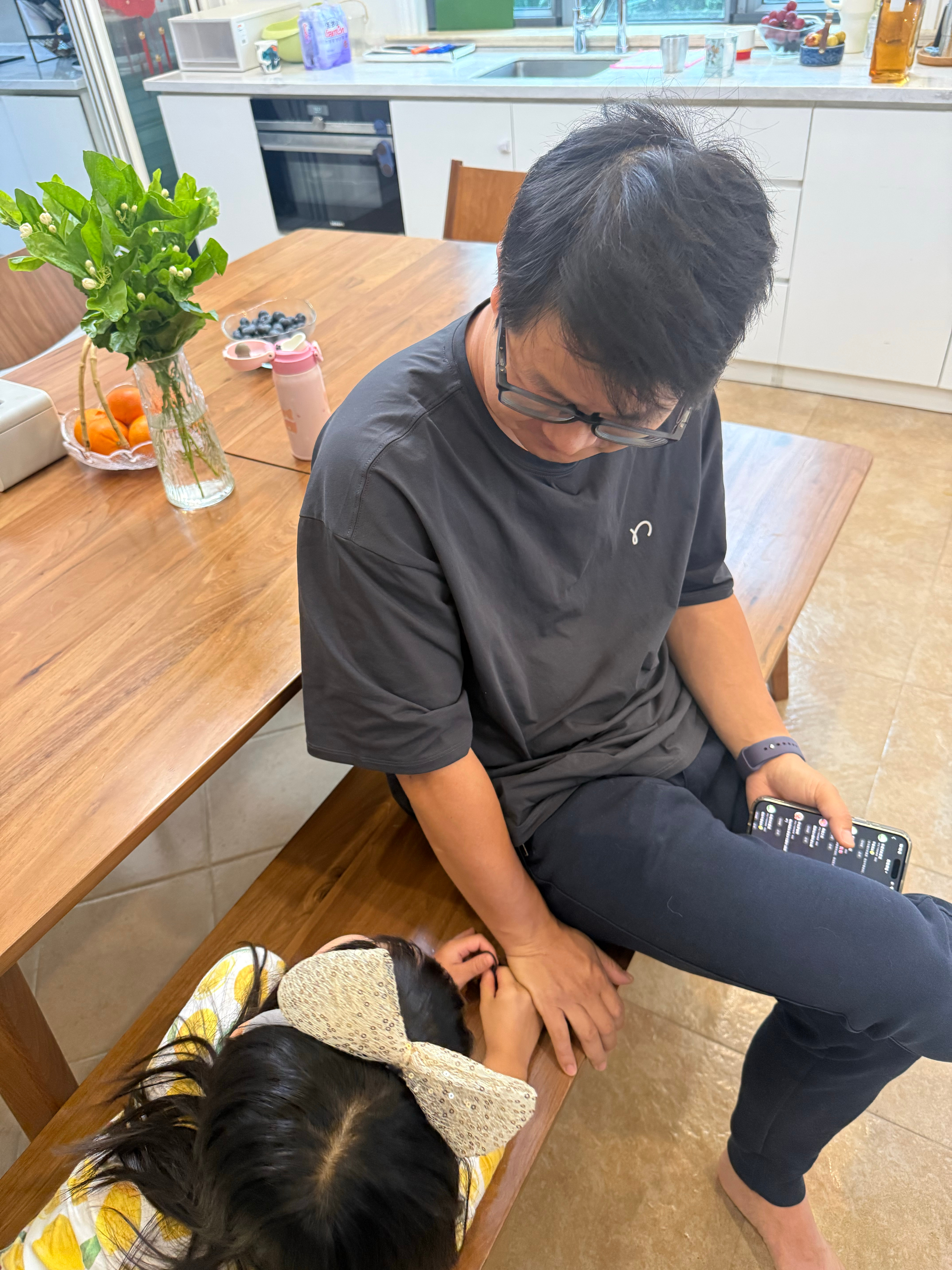 小陈的头发又茂盛起来猜猜秘诀是什么 