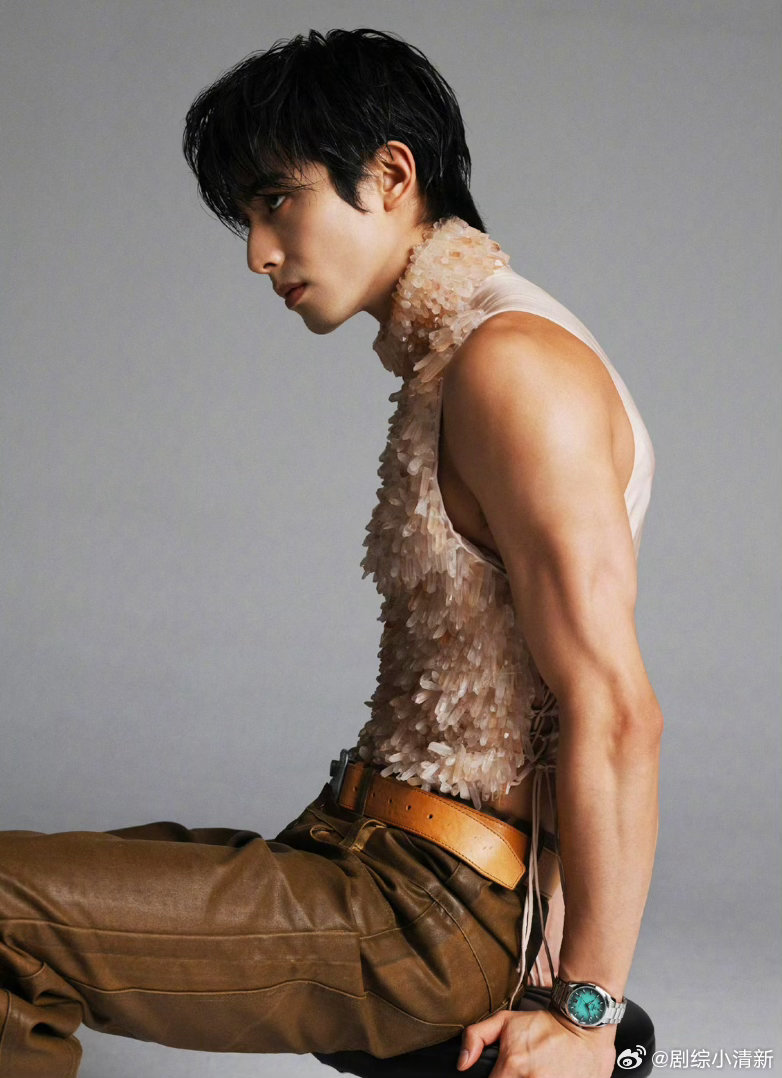 宋威龙怎么拍怎么有宋威龙拍杂志了怎么演了几部 湿发皮衣那组图，确实有《无间道》的