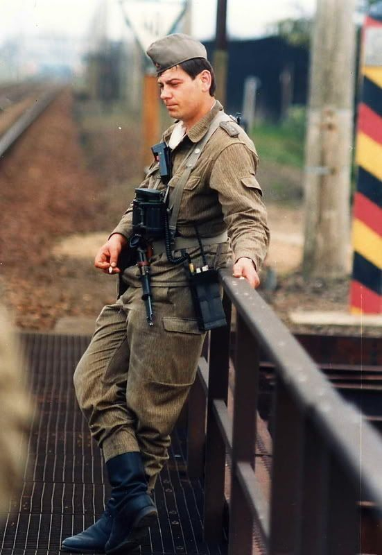 1980年代，一名德意志民主共和国（东德）边防军士兵驻守在两德边境。 