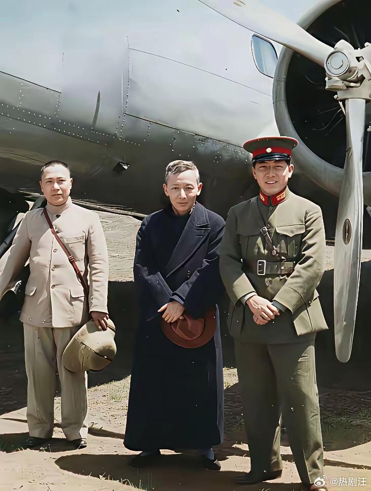 1935年，张学良一身戎装，在贵阳机场留下了一张罕见留影。 