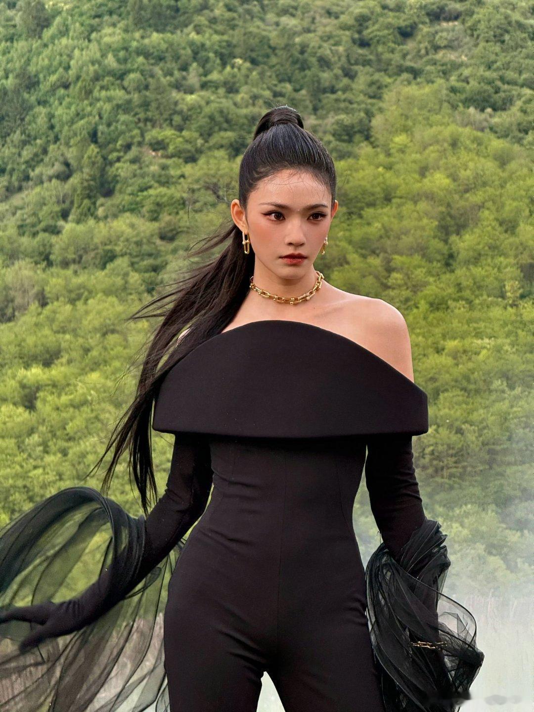 林允杀死比赛脸和身材确实没得说，浴火重生黑天鹅即视感。 