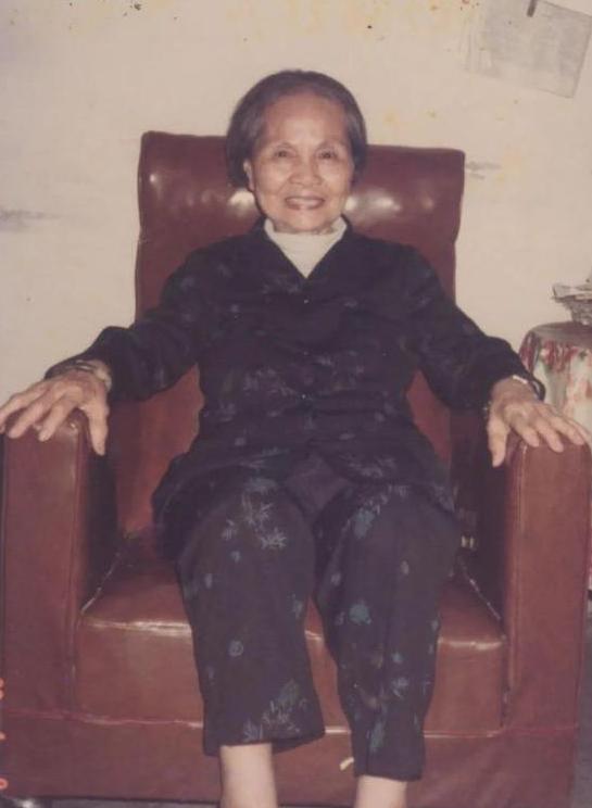 1953年，一位普通中年妇女只身前往中南海，说出一句震惊在场工作人员的话。

她