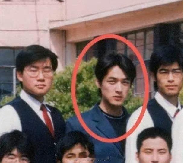 图一胡歌，图二陈晓，两位男星帅气逼人，颜值不分伯仲。 