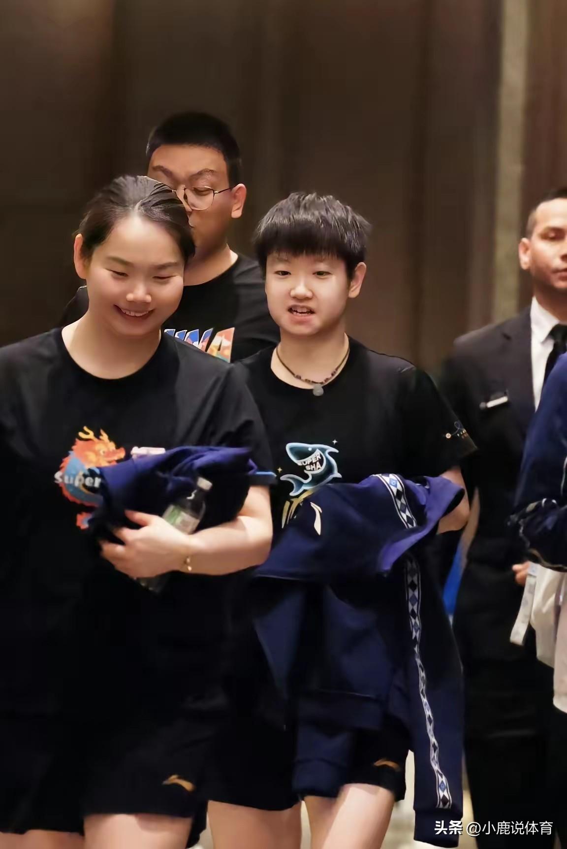 体重猛降状态亮眼，
真不会拖赛场后腿吗。
现在再看孙颖莎整个人，肉眼可见瘦了一大