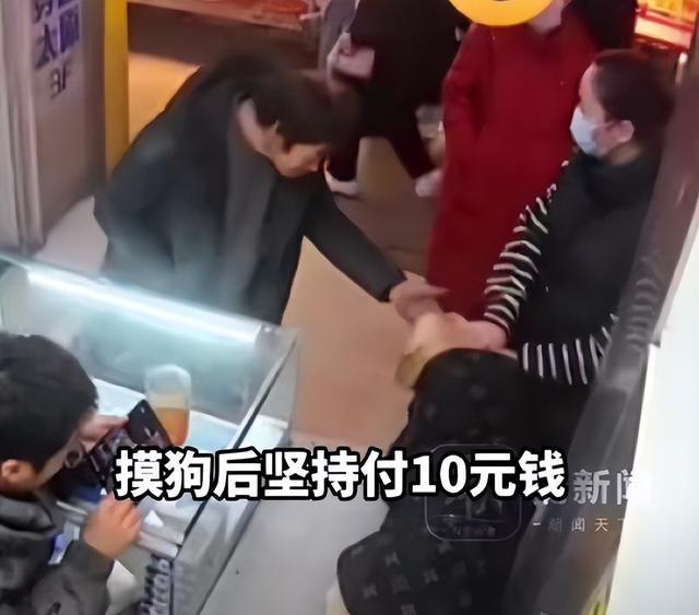最近刷到个超暖的街头视频！一个穿得旧旧的男子，轻轻摸了摸路边的小狗，然后突然掏出