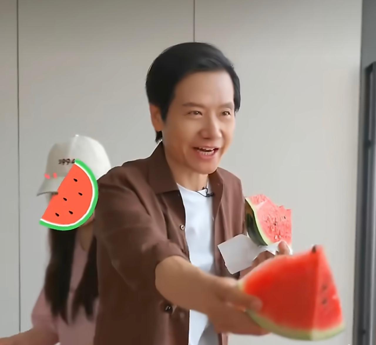 雷军在此之前直播无数，新疆行介绍美食，请吃西瓜，吃豆浆油条，吃饺子…
你们平时出