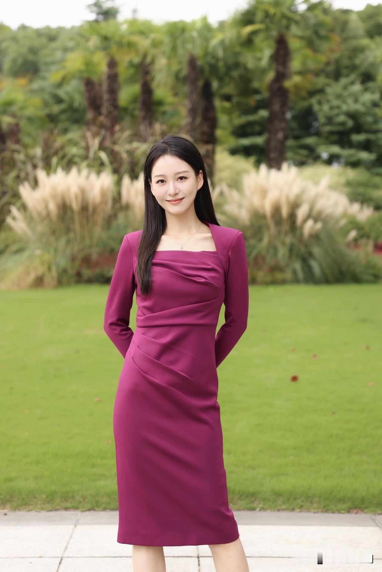 央视财经主持人刘璇真的太吸睛了。她是1998年出生的河南漯河女孩，作为央视新星，