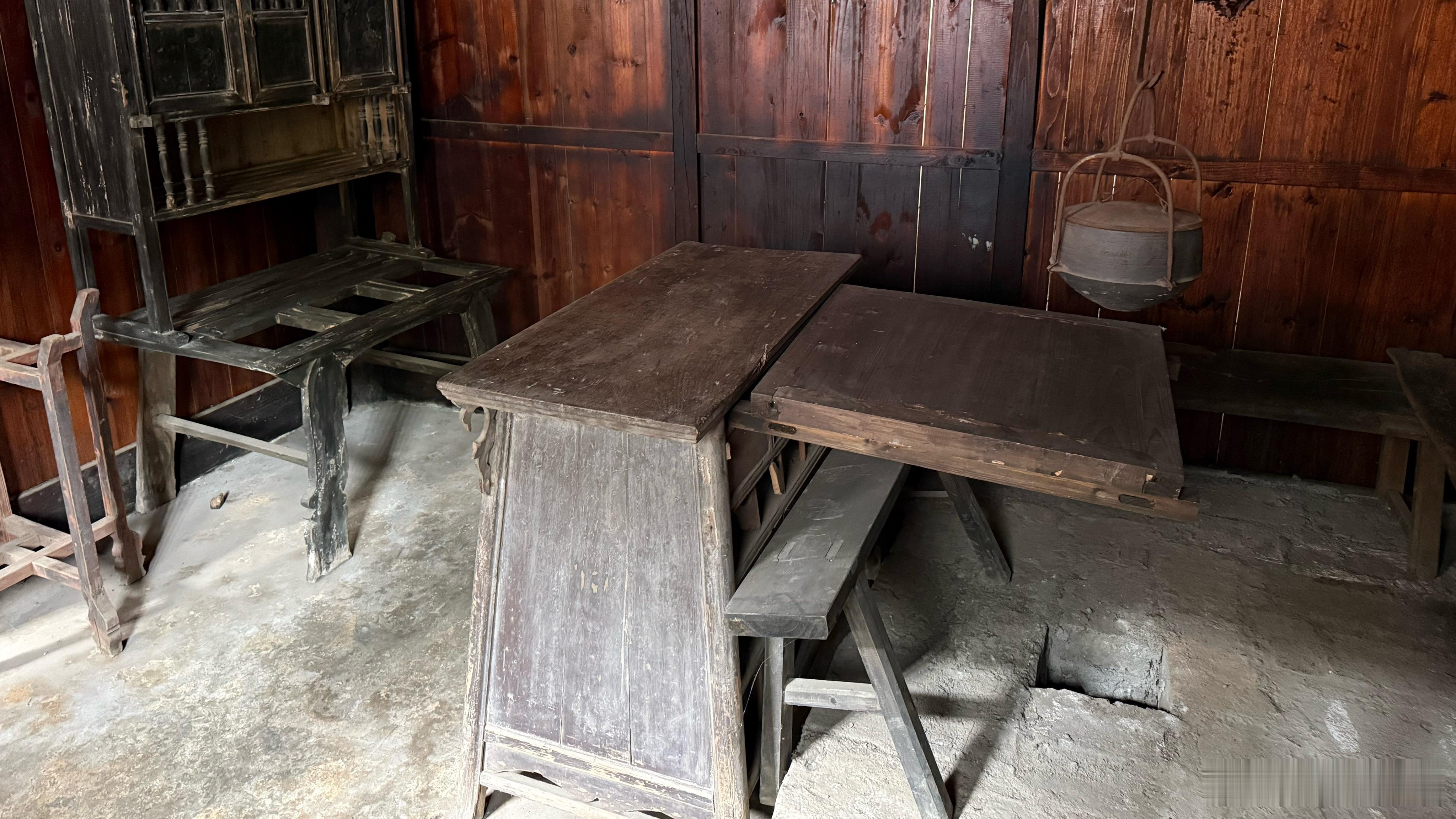 这是在湖南省郴州市嘉禾县小街田村看到的厨房兼餐厅的场景。 郴州·萧克将军故居