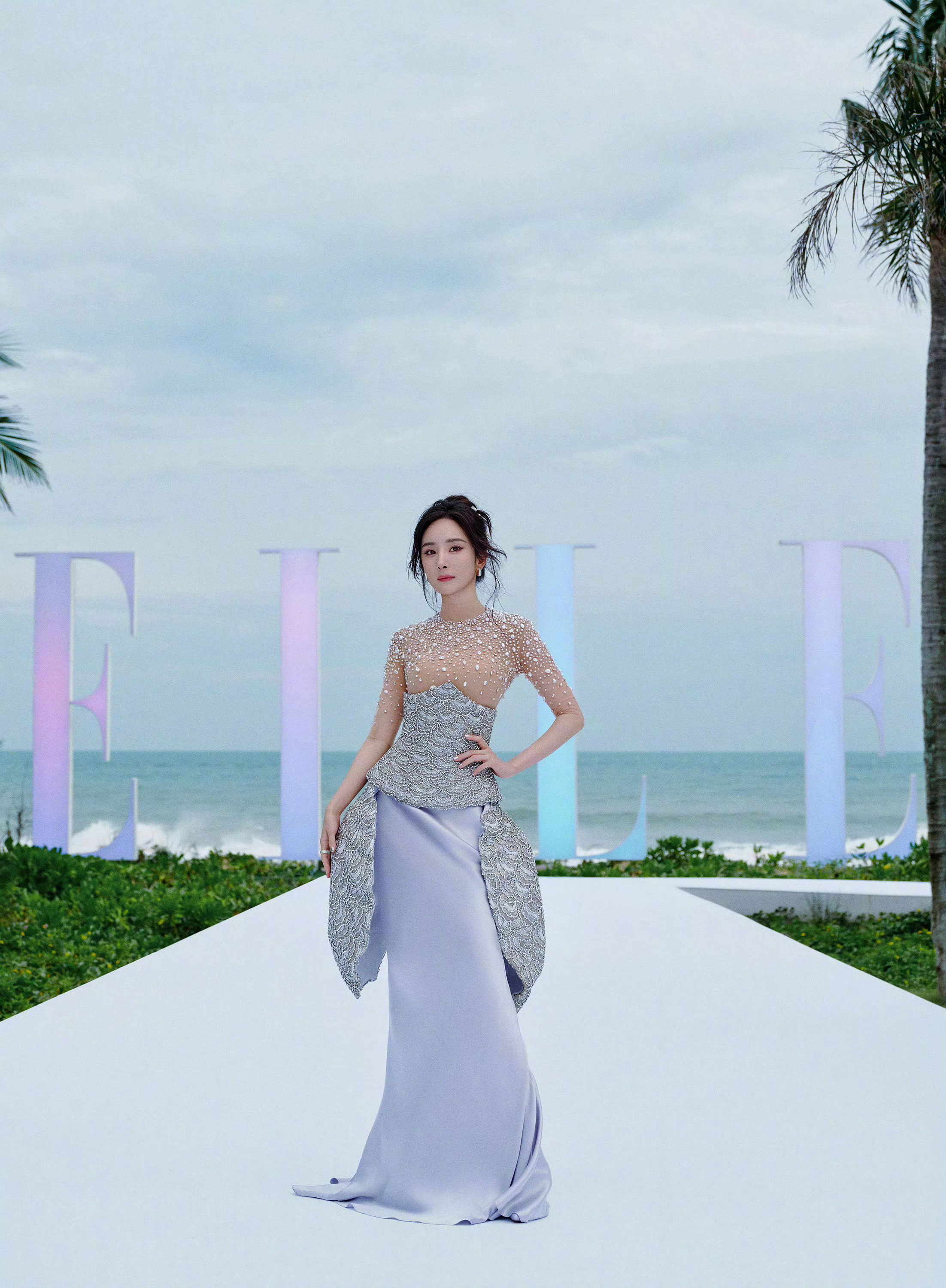 杨幂ELLE80周年盛典第一个登岛[手指比心] 杨幂ELLE盛典第一个登岛 ​​