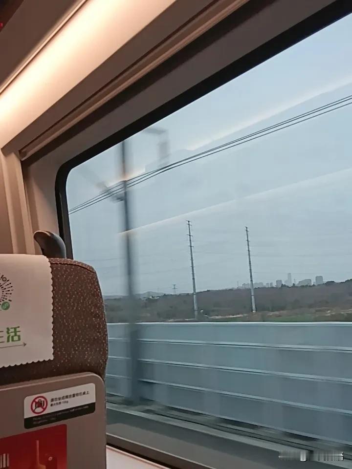 回家这条路，你走了多久？
小的时候总想着远方，可远方总是很远，从来也没有到达过。