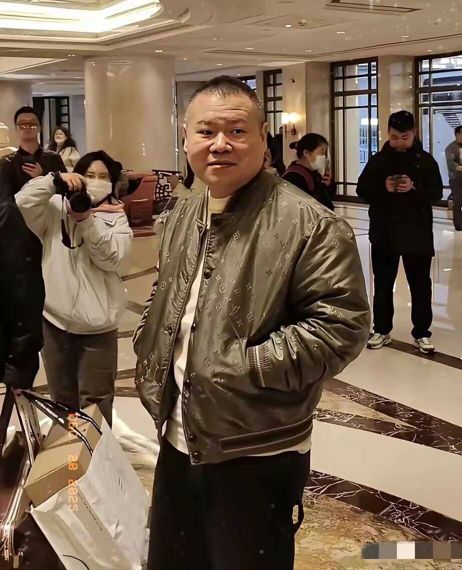 岳云鹏年入过亿是真是假？一身行头暴露家底！3万LV夹克+8400大牌鞋鬓角白发却