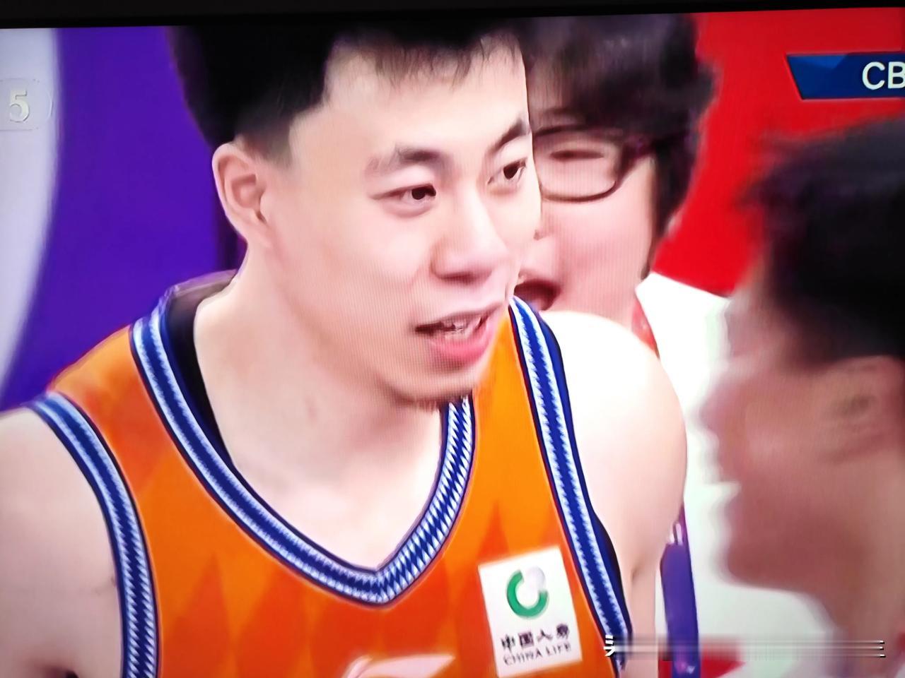 今晚的CBA总决赛第二比赛中，上海男篮91比88战胜了浙江浙商证券男篮，在7场4