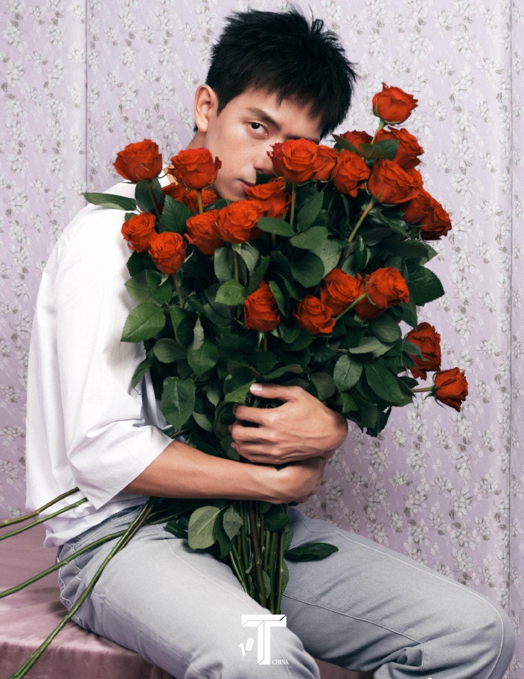 一眼就被李现封面的双重魅力击中！动静状态的切换行云流水，笑容清爽治愈，凝视内敛有