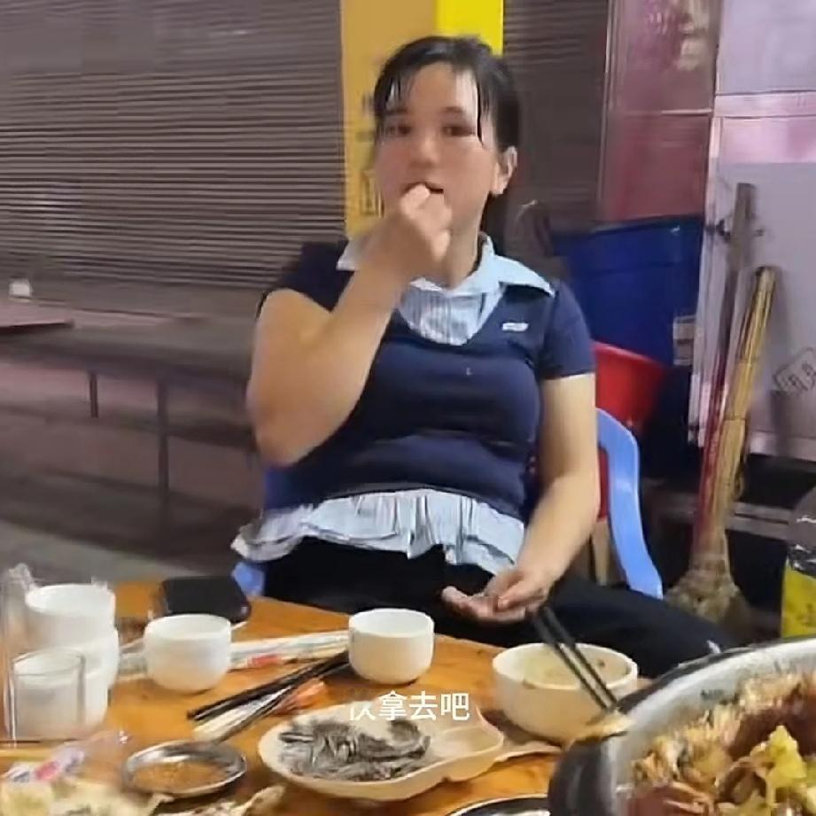 小潘拍的视频，带着老丈人小叔和小舅子媳妇来河口住宿吃喝玩耍，然后送他们回国。小潘