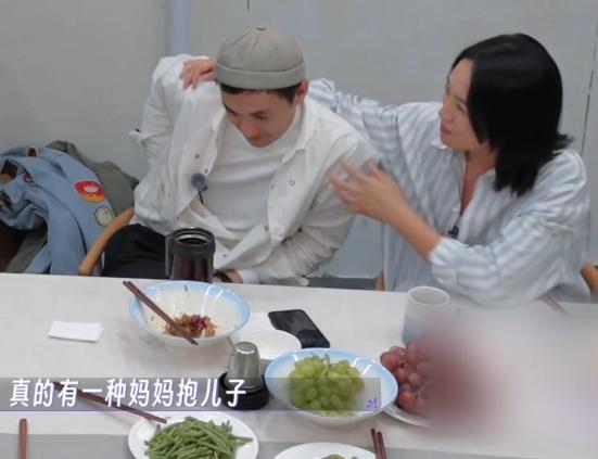 朱丹让本应该上一年级的女儿留级，原因是为了照顾弟弟。
为了减少弟弟上学哭闹的过程