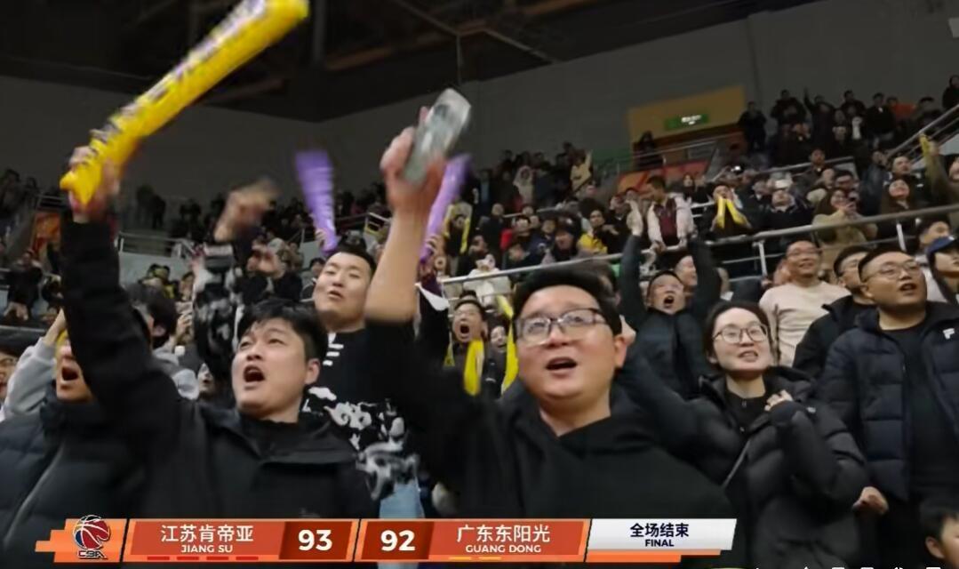 今晚在南通体育会展中心篮球馆，CBA江苏肯帝亚打出了近几年最经典的“逆转+以弱胜