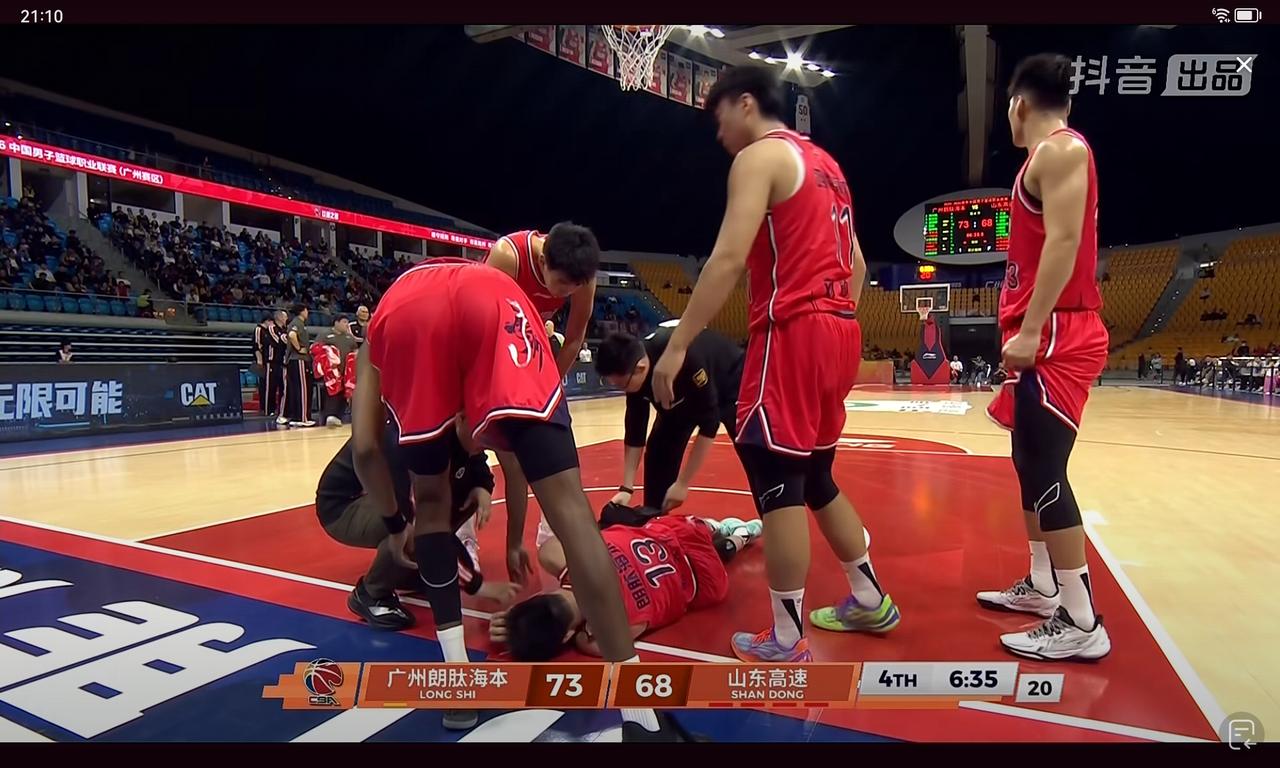 郭艾伦补赛就受伤离场，对抗罚下谢智杰，膝盖受伤真的很可惜

即便接下来是郭艾伦的