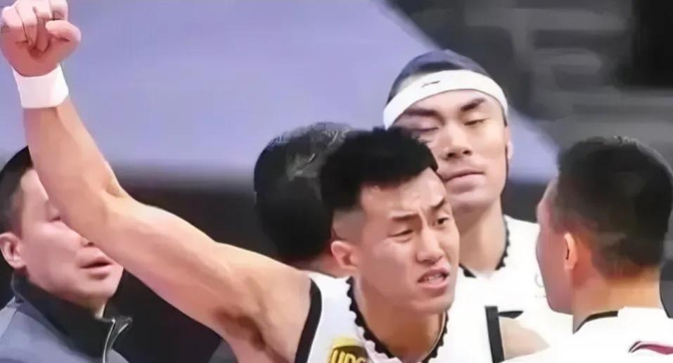 #中国男篮的真正弱点是什么?#

中国男篮弱点就是没有霸气，缺少千锤百炼的气概，