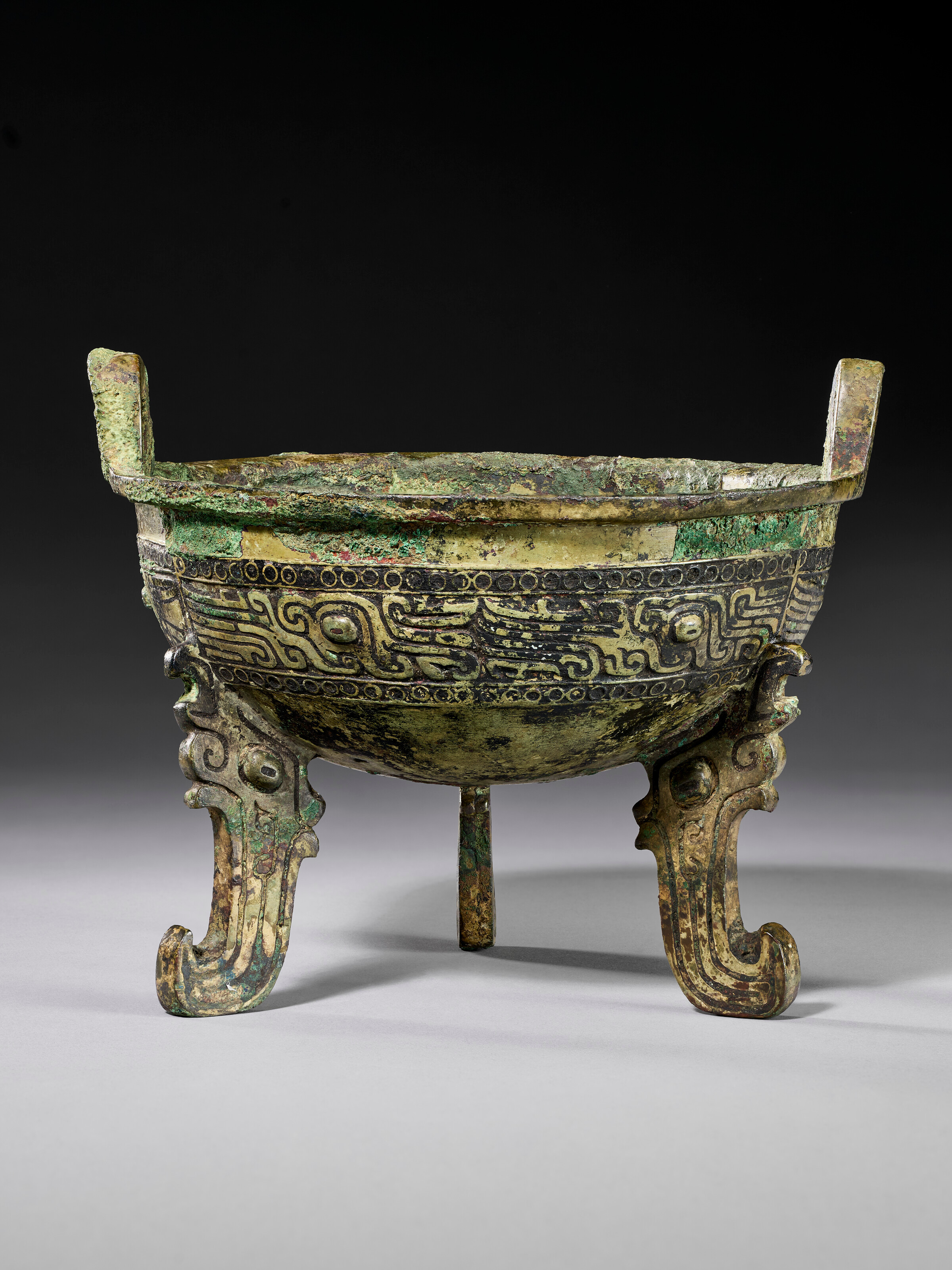 每天一件青铜器 佳士得2026年纽约春拍“首阳斋”旧藏青铜器:商晚期鸟纹扁足鼎.