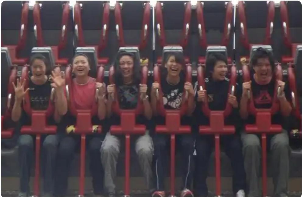 6位女排姑娘笑意粲然的合照：一眼就认出了左一的赵蕊蕊、右一的徐云丽与右三笑容灿烂