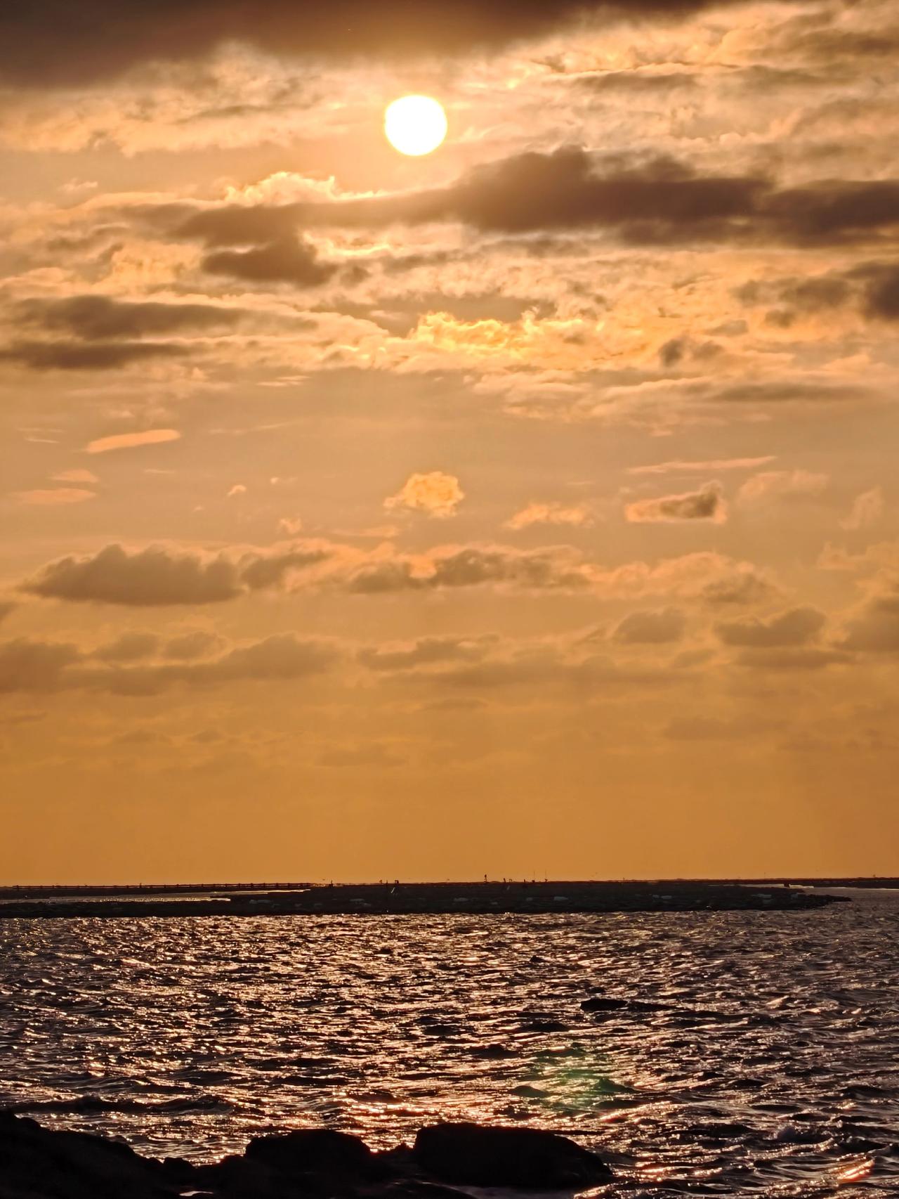 海边朝霞治愈 海边礁石与夕阳 海边的日出从来不会让人失望 海上日出 日落晚霞