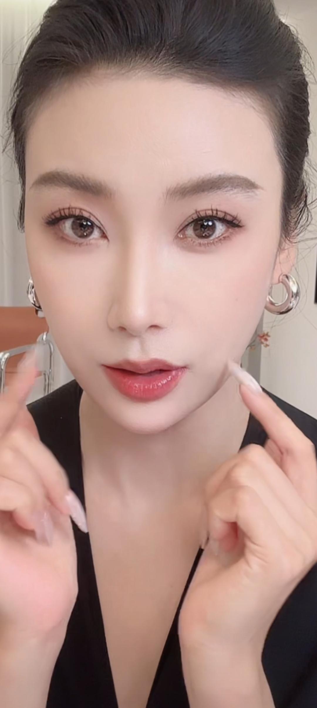 这位美女正在修眉毛呢。