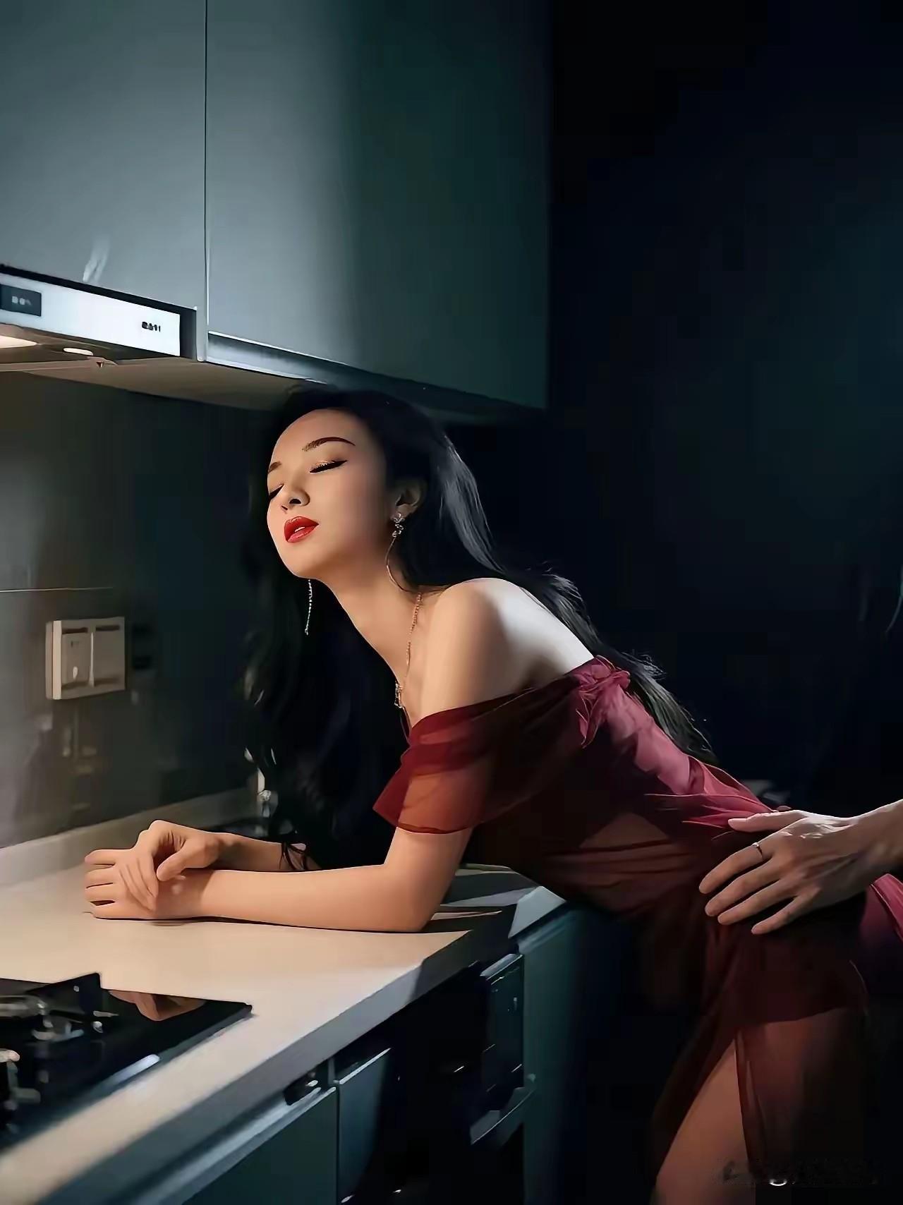 女孩喝多没把持住，被人
钻了空子，男友知道后直接要分手。
她又悔又急，跪着··