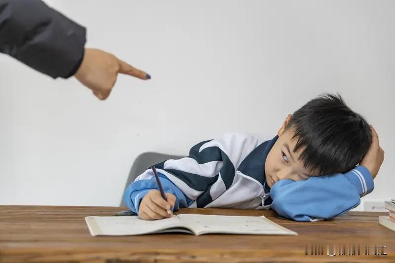 陪孩子写作业总发火可太常见了。每次看孩子磨磨蹭蹭，半小时写不出一个字，或者简单算