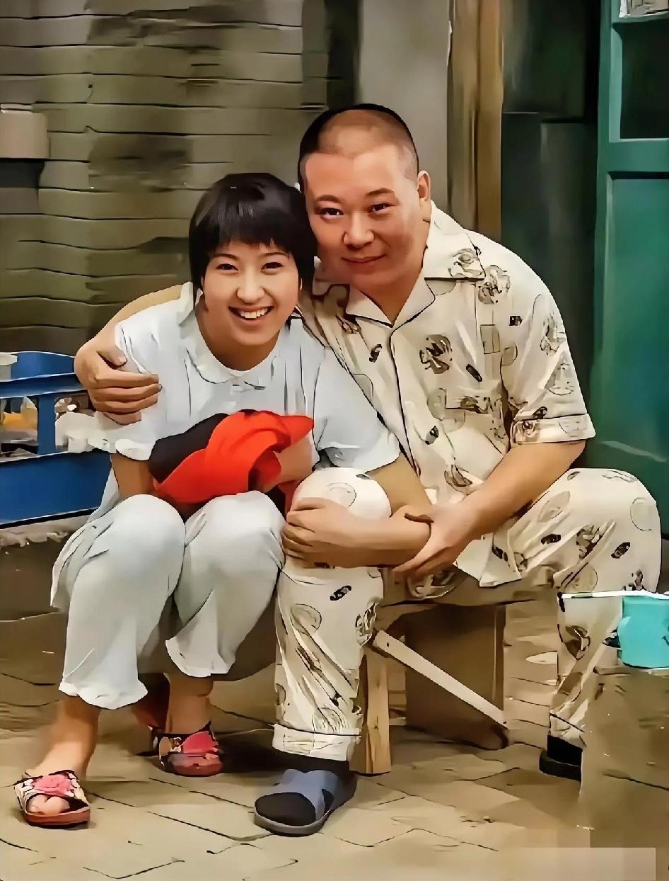 闫学晶直播哭穷这事，
最让我吃惊的，
不是她儿子一年花费要小一百万，而是她的人生