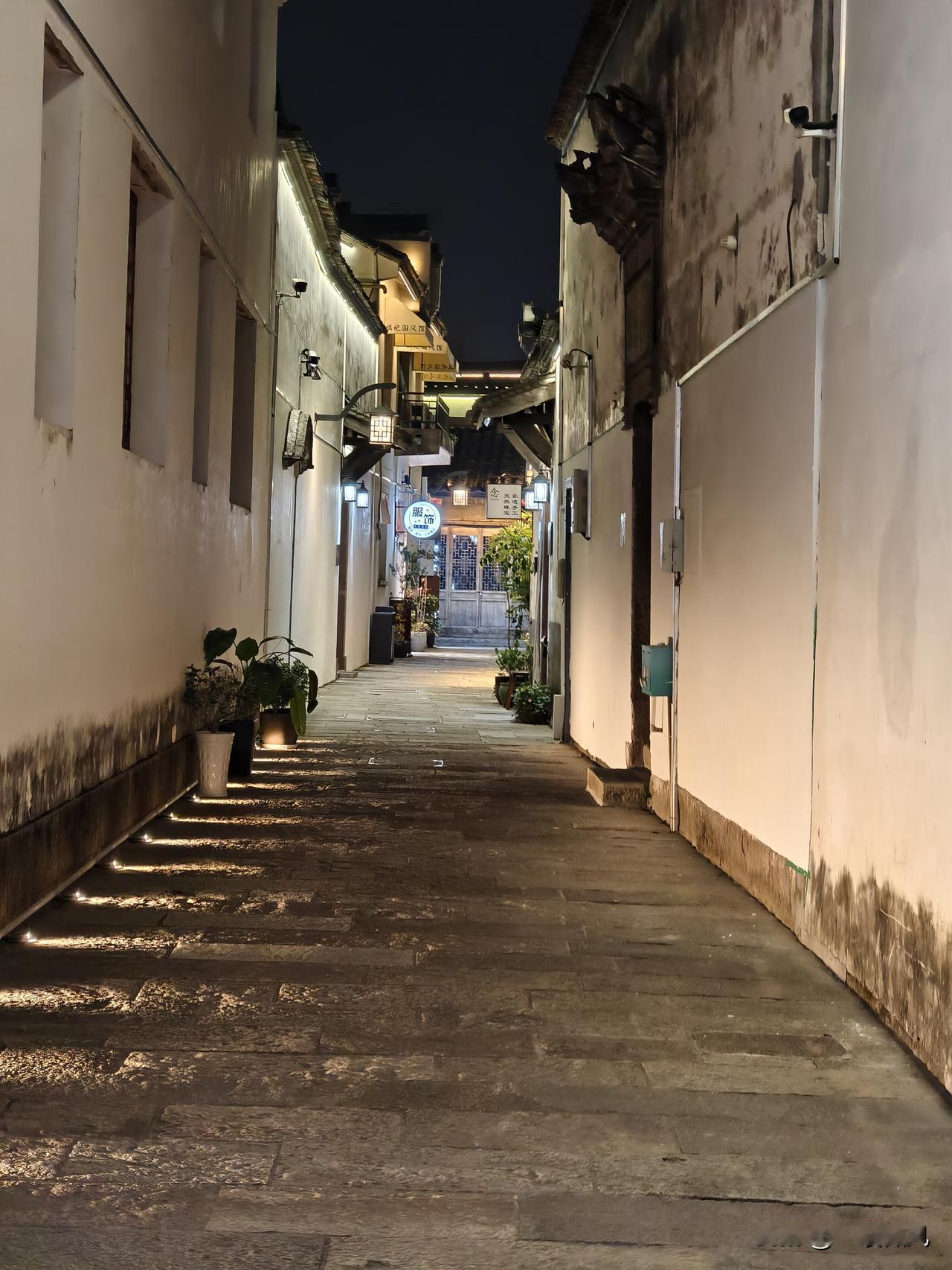 周五下午三点，同事和老公打电话
告诉你一个好消息：现在三点，我现在可以下班回家了