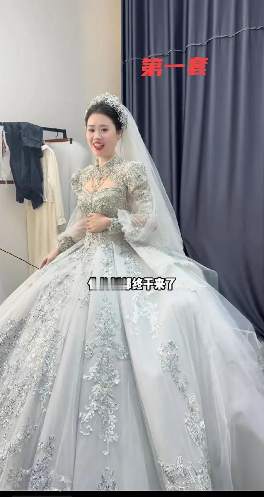 解清帅带着王正正一起来到婚纱店试婚纱 ，看来他们的婚礼已经安排好日程了 ，不过王