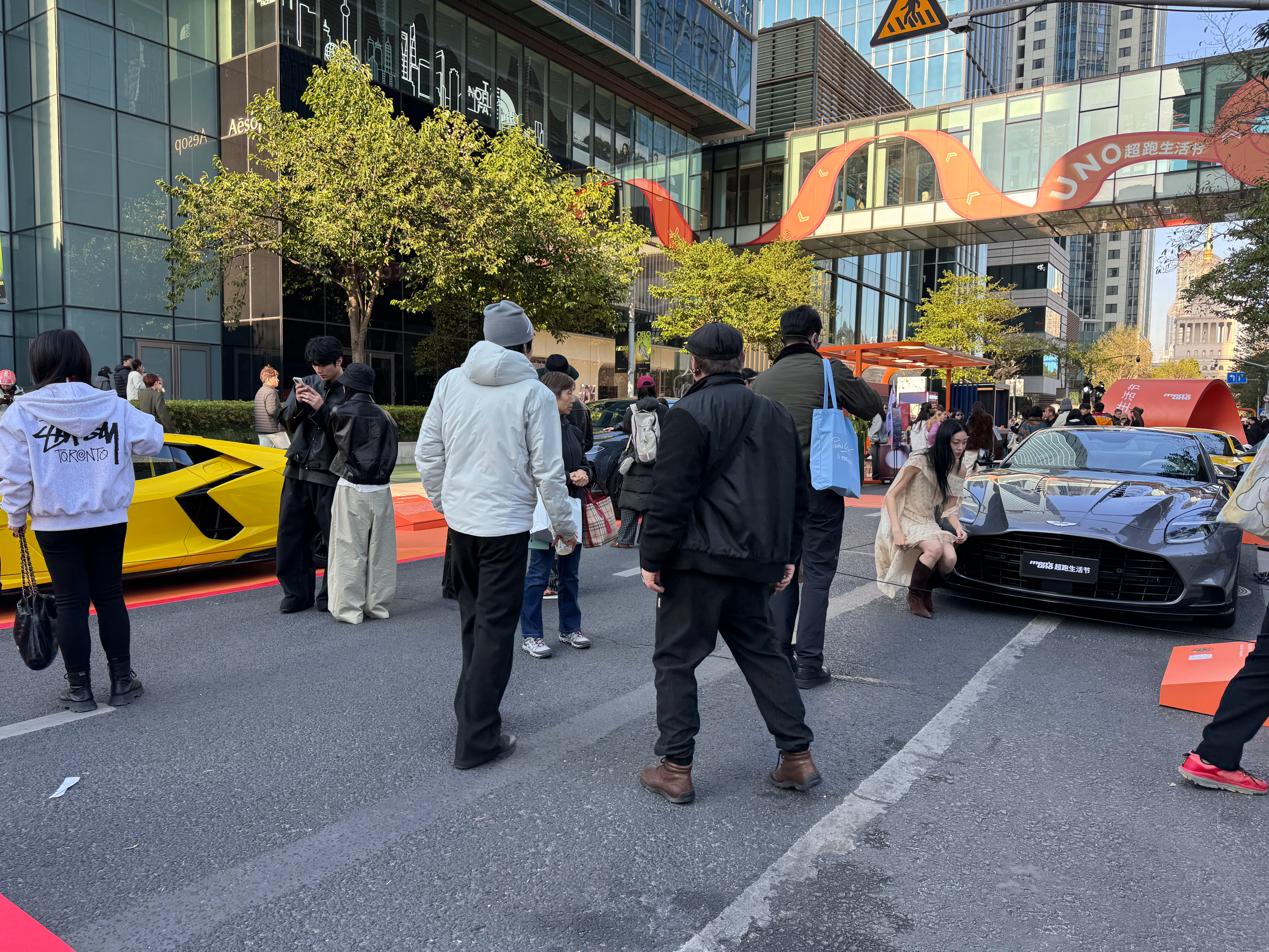 今天去UNO超跑生活节，现场超级多小姐姐，还看到全新小鹏P7的新配色了！我只能说