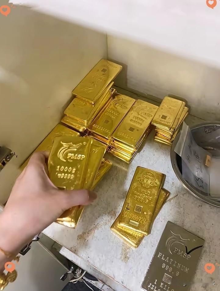 昨天买黄金的人，
今天估计嘴都要笑歪了吧
昨天金价983一克，现在暗金涨到了
9